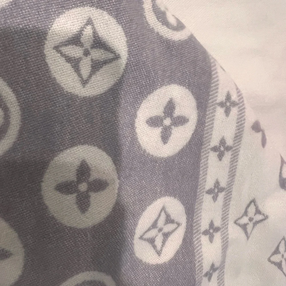 Beautiful New Louis Vuitton Pink & Blue with gray and Cream Large shaw - Picture 5 of 17